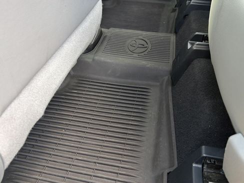 Used 2020 Toyota Highlander XLE FWD image 34