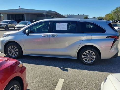 Used 2023 Toyota Sienna XLE image 7