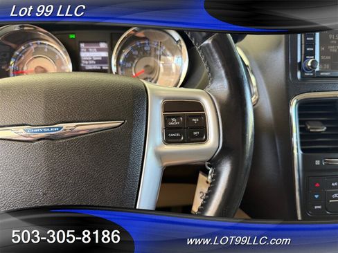 Used 2013 Chrysler Town & Country Touring FWD image 38