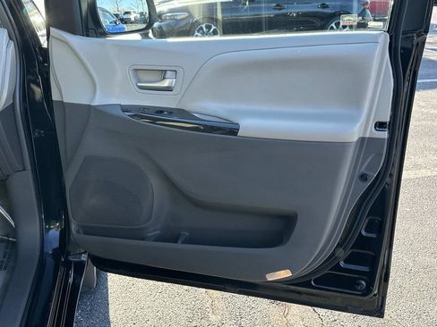 Used 2015 Toyota Sienna Limited image 29