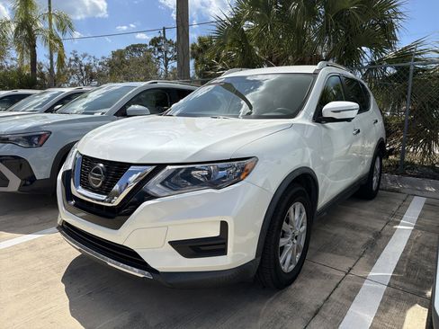 Used 2018 Nissan Rogue SV w/ Premium Package image 3