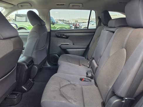 Used 2025 Toyota Highlander LE FWD image 28