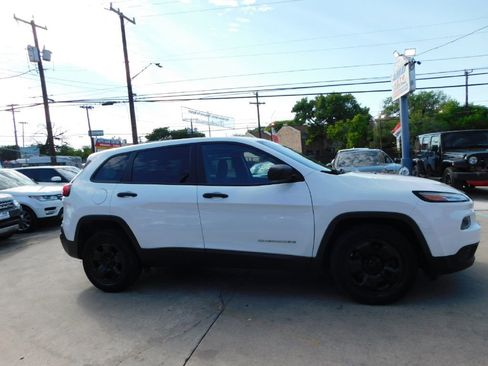 Used 2017 Jeep Cherokee Sport w/ Cold Weather Group image 4