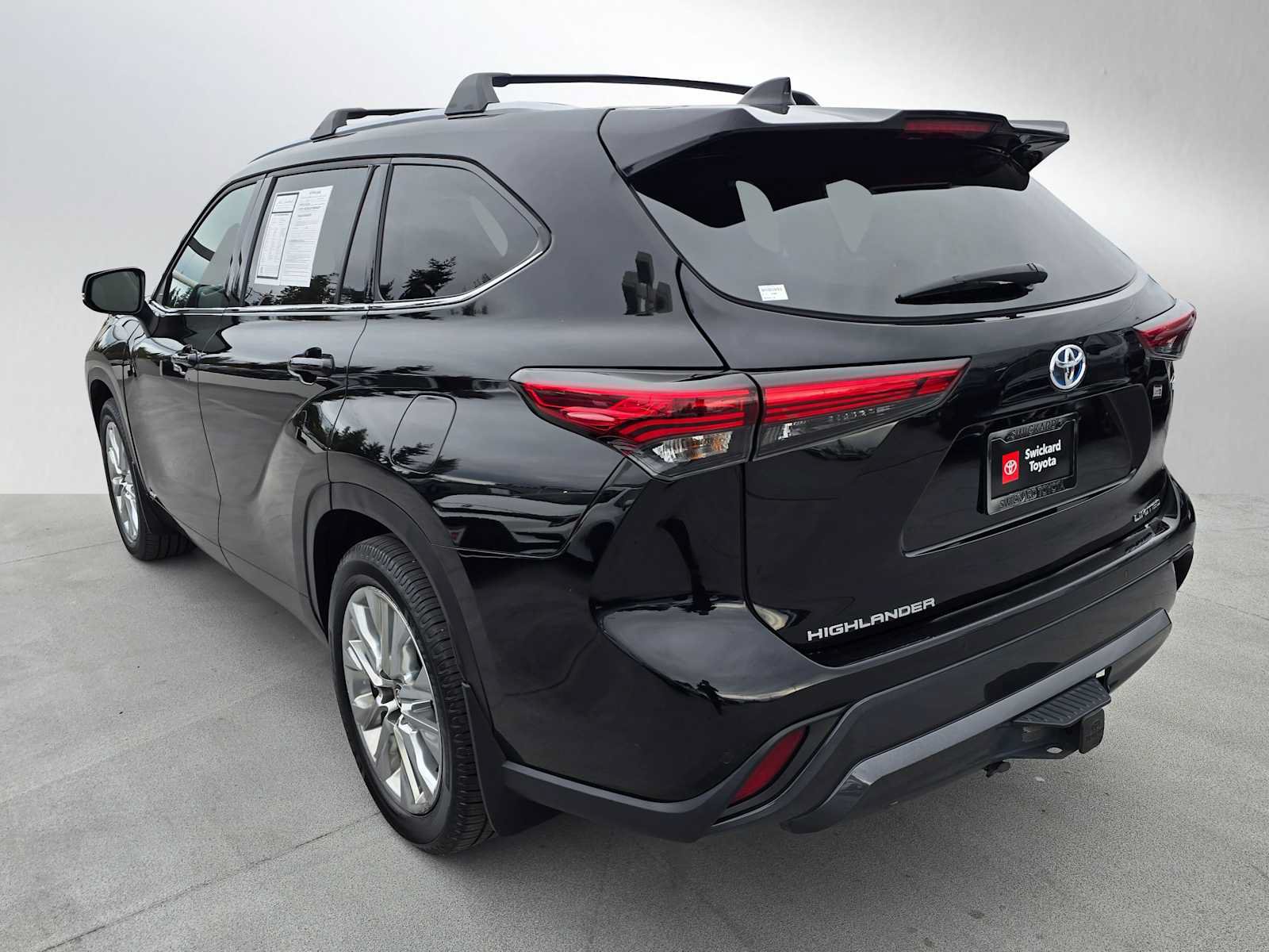 Used 2023 Toyota Highlander Limited AWD/4WD image 2