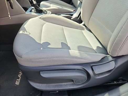 Used 2018 Hyundai Elantra SE image 24