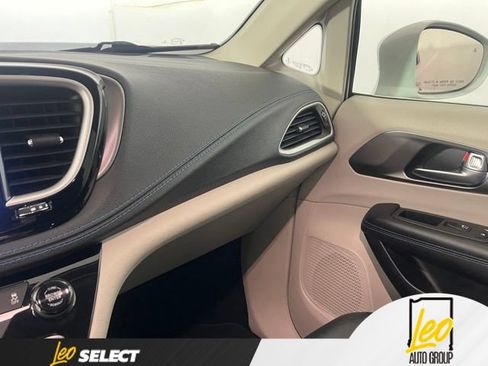 Used 2021 Chrysler Pacifica Touring-L FWD image 26