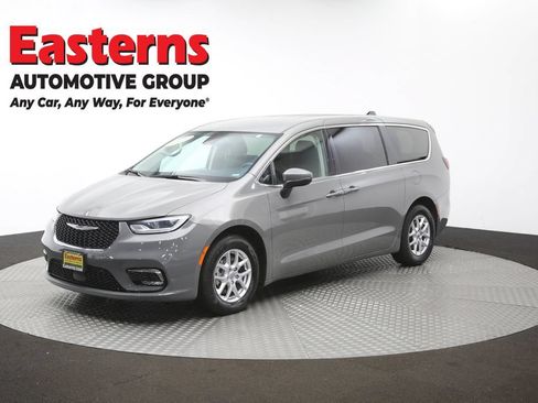 Used 2023 Chrysler Pacifica Touring-L FWD image 55