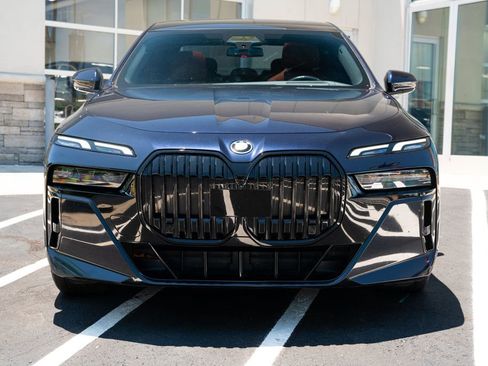 Used 2023 BMW i7 xDrive60 AWD/4WD image 4