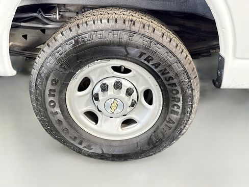 Used 2022 Chevrolet Express 2500 image 30