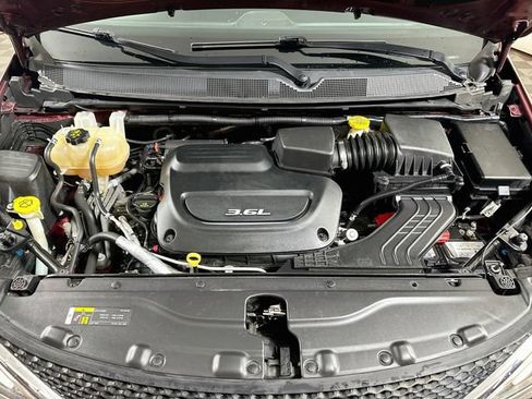 Used 2018 Chrysler Pacifica Touring-L FWD image 35