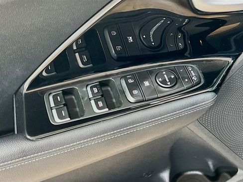 Certified 2022 Kia Niro EX image 17