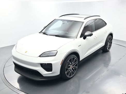 Certified 2025 Porsche Macan 4S Electric AWD/4WD image 29