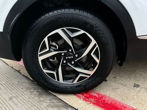 Used 2025 Kia Sportage LX image 9