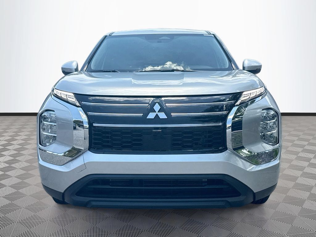 Used 2025 Mitsubishi Outlander ES FWD image 2