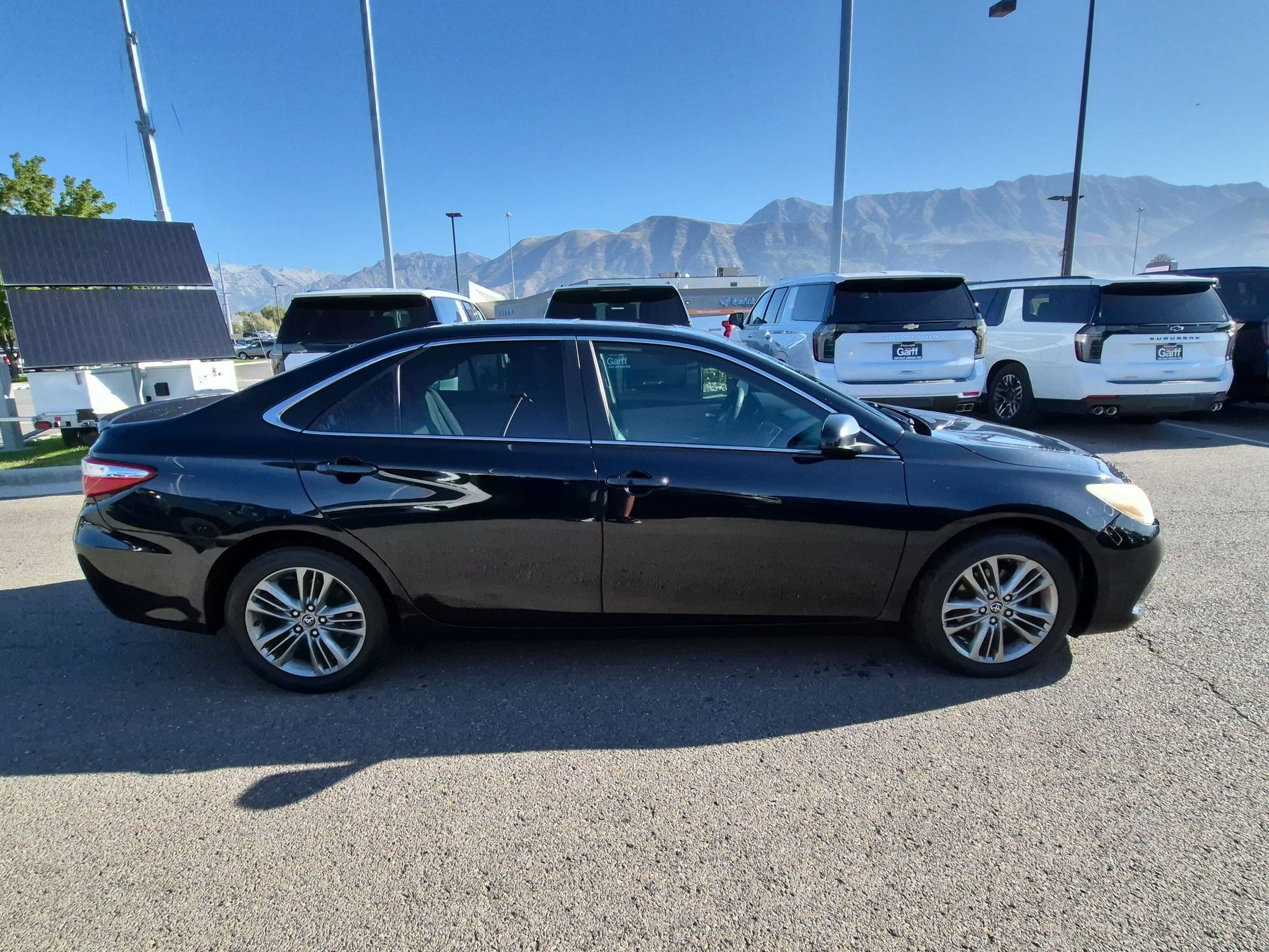 Used 2015 Toyota Camry SE w/ Moonroof Package FWD image 2