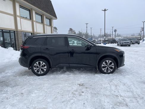 Used 2021 Nissan Rogue SV image 2