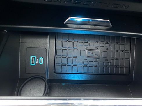 Used 2024 Ford Expedition XLT image 14