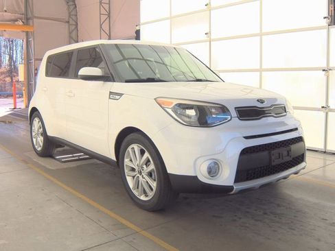 Used 2018 Kia Soul + image 3