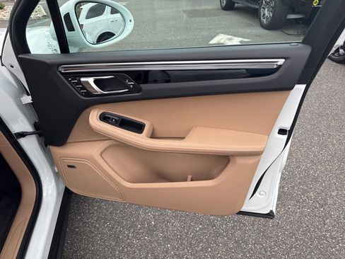 Used 2025 Porsche Macan image 35