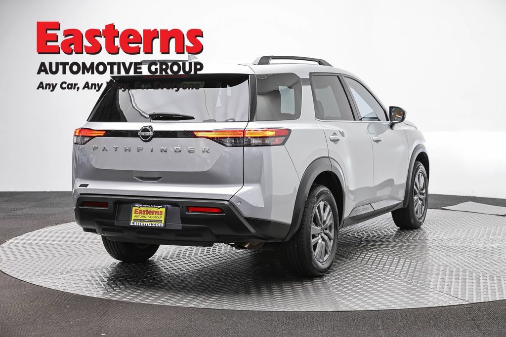 Used 2025 Nissan Pathfinder SV FWD image 5