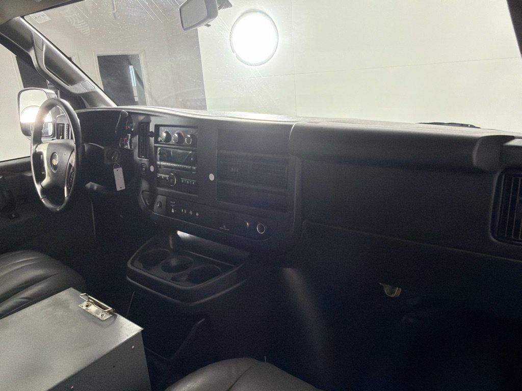 Used 2017 Chevrolet Express 3500 Extended RWD image 18