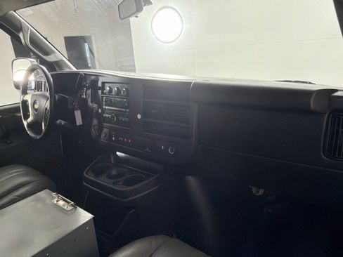 Used 2017 Chevrolet Express 3500 Extended RWD image 18