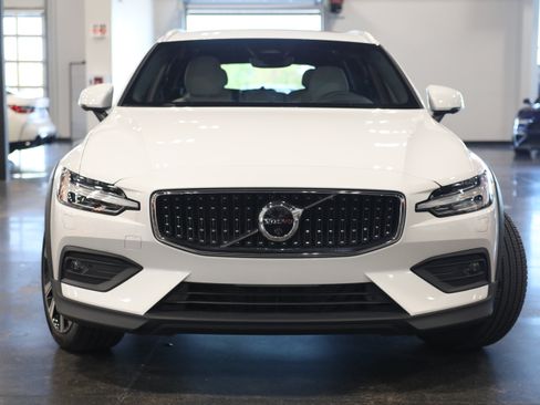 Used 2025 Volvo V60 B5 Cross Country Ultra w/ Climate Package AWD/4WD image 2