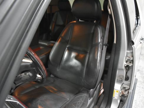 Used 2011 Cadillac Escalade ESV Premium image 29