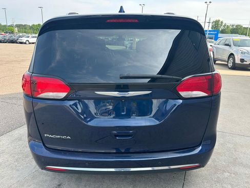 Used 2018 Chrysler Pacifica Touring-L w/ Tire & Wheel Group FWD image 6