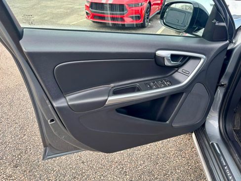 Used 2018 Volvo V60 T5 Cross Country w/ Convenience Package image 9