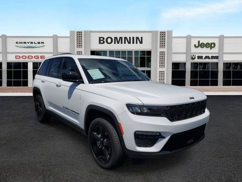 Used 2025 Jeep Grand Cherokee Limited w/ Black Appearance Package image 2