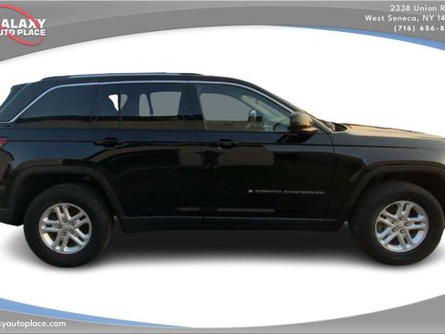 Used 2023 Jeep Grand Cherokee Laredo w/ Luxury Tech Group I AWD/4WD image 4