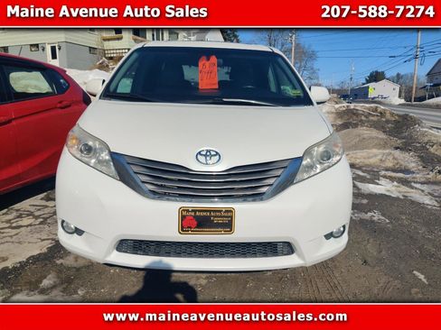 Used 2015 Toyota Sienna XLE image 1