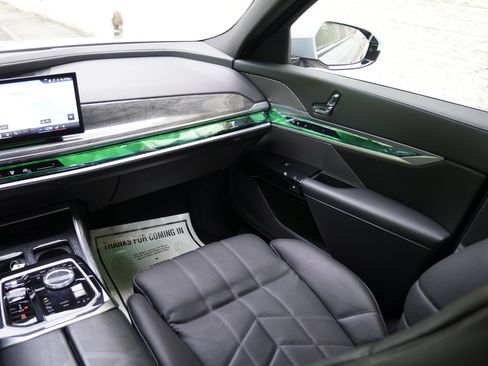 Used 2024 BMW 760i xDrive w/ Premium Package 2 AWD/4WD image 26