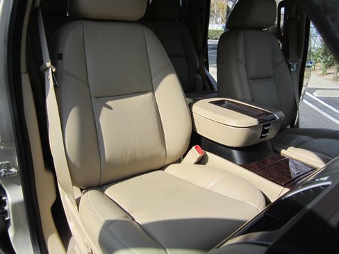 Used 2012 Cadillac Escalade Luxury image 22