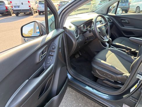 Certified 2022 Chevrolet Trax LT w/ LT Convenience Package AWD/4WD image 6