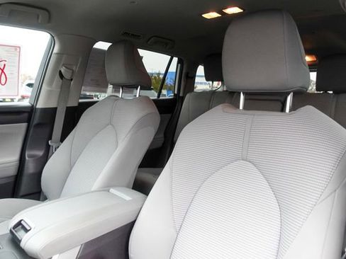 Certified 2023 Toyota Highlander L image 30