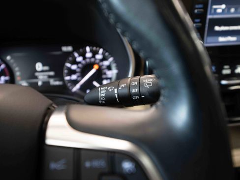 Used 2021 Toyota Highlander XLE AWD/4WD image 14