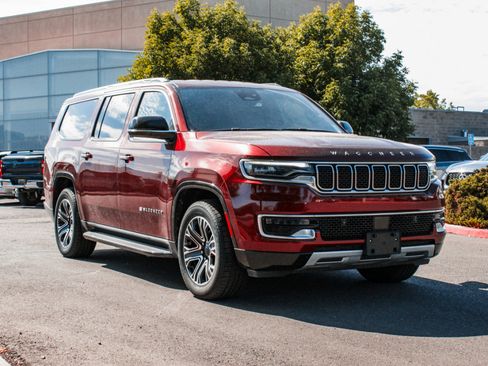 Used 2023 Jeep Wagoneer L Series II RWD image 3