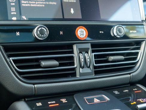 Certified 2026 Porsche Macan AWD/4WD image 21