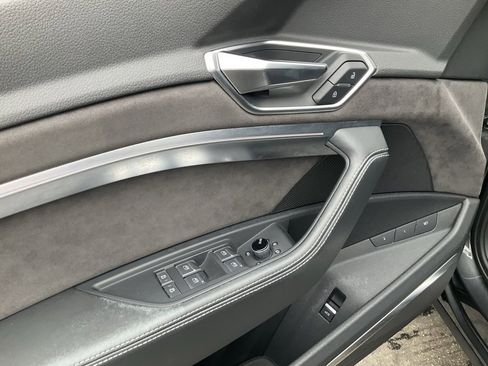 Used 2019 Audi e-tron Prestige w/ Prestige Package image 24