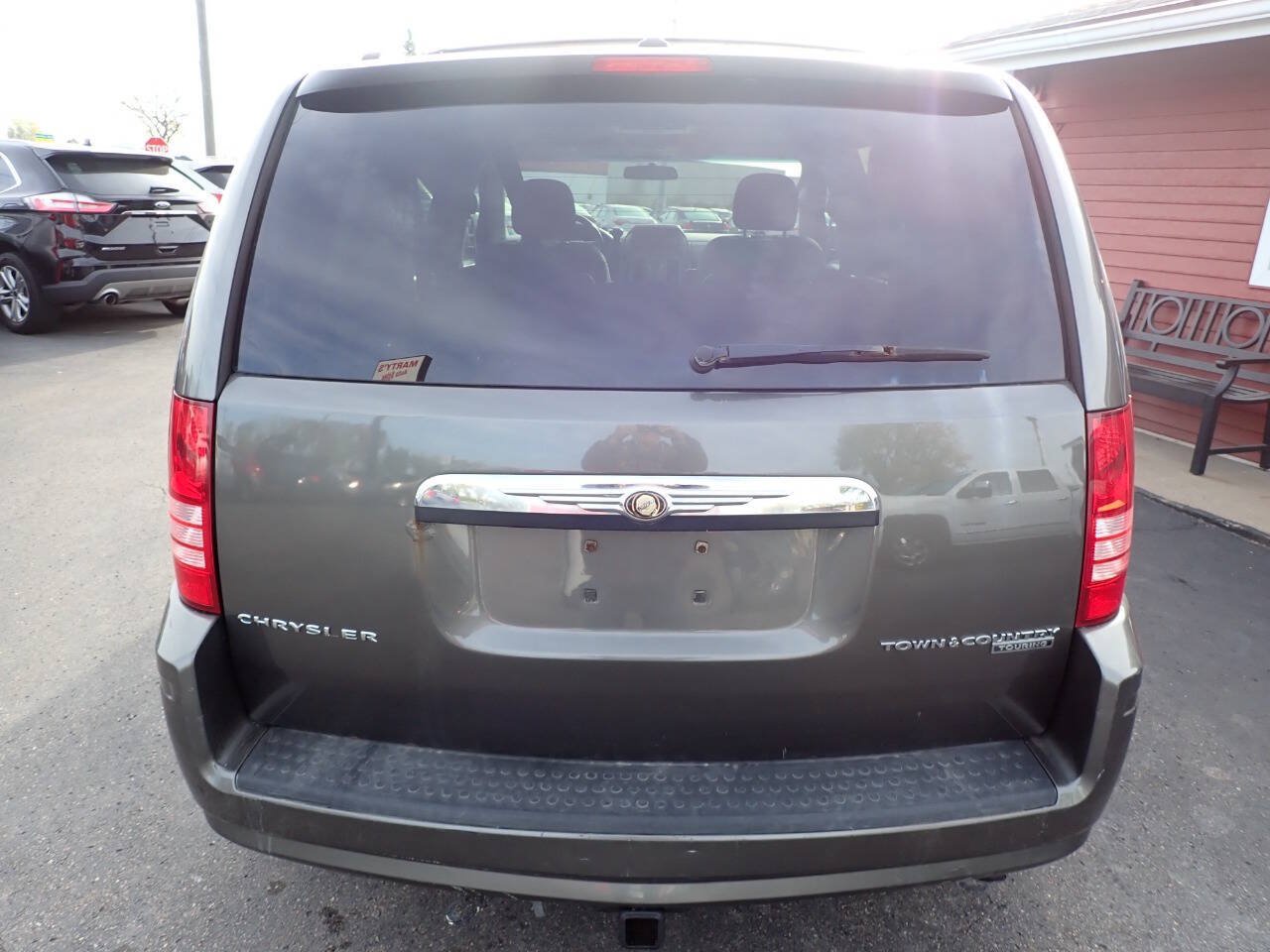 Used 2010 Chrysler Town & Country Touring FWD image 5