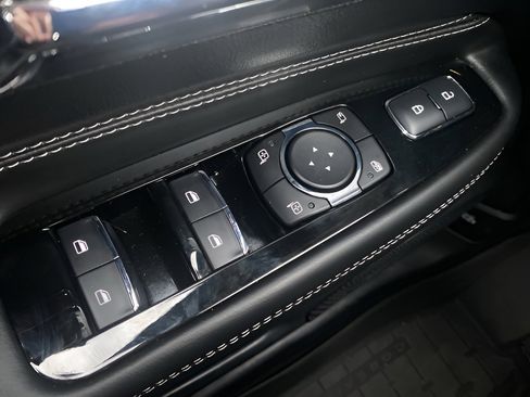 Used 2024 Lincoln Corsair AWD w/ Towing Package image 17