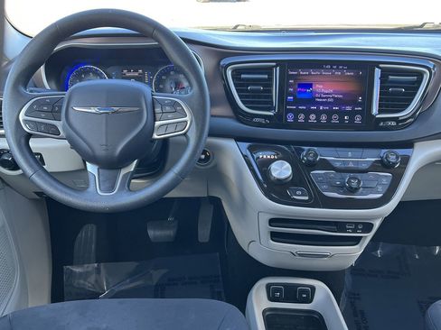 Used 2017 Chrysler Pacifica Touring image 2