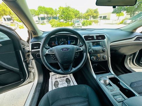 Used 2017 Ford Fusion SE FWD image 17
