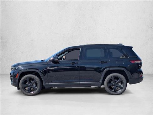 Used 2023 Jeep Grand Cherokee Altitude image 9