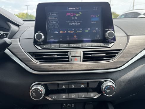 Used 2025 Nissan Altima 2.5 SV FWD image 12
