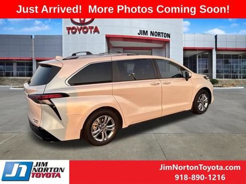 Used 2022 Toyota Sienna Platinum AWD/4WD image 2