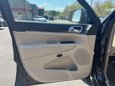 Used 2018 Jeep Grand Cherokee Limited w/ Luxury Group II AWD/4WD image 17