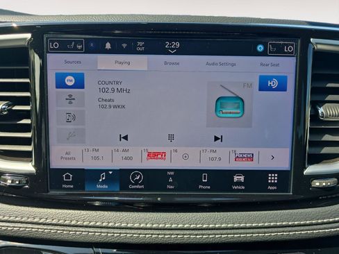 Used 2024 Chrysler Pacifica Limited w/ Uconnect Theater Family Group image 18